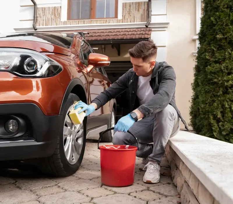 Lavage auto à domicile Noyal-sur-Brutz : professionnel intervenant sur un véhicule
